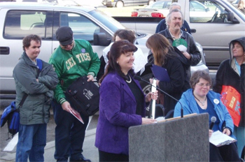 Picture of Laura Legendary speaking to a group of people